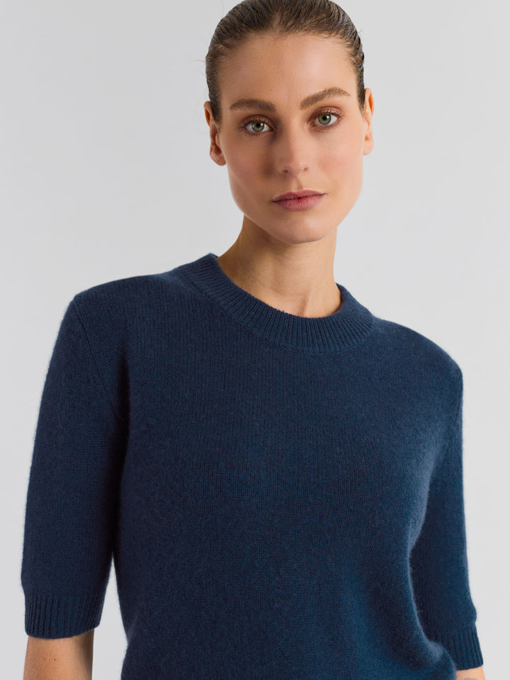 Kortermet kashmirgenser "Sofia" i 100% ren cashmere. Norsk design fra Kashmina. Farge: Mountain Bue.