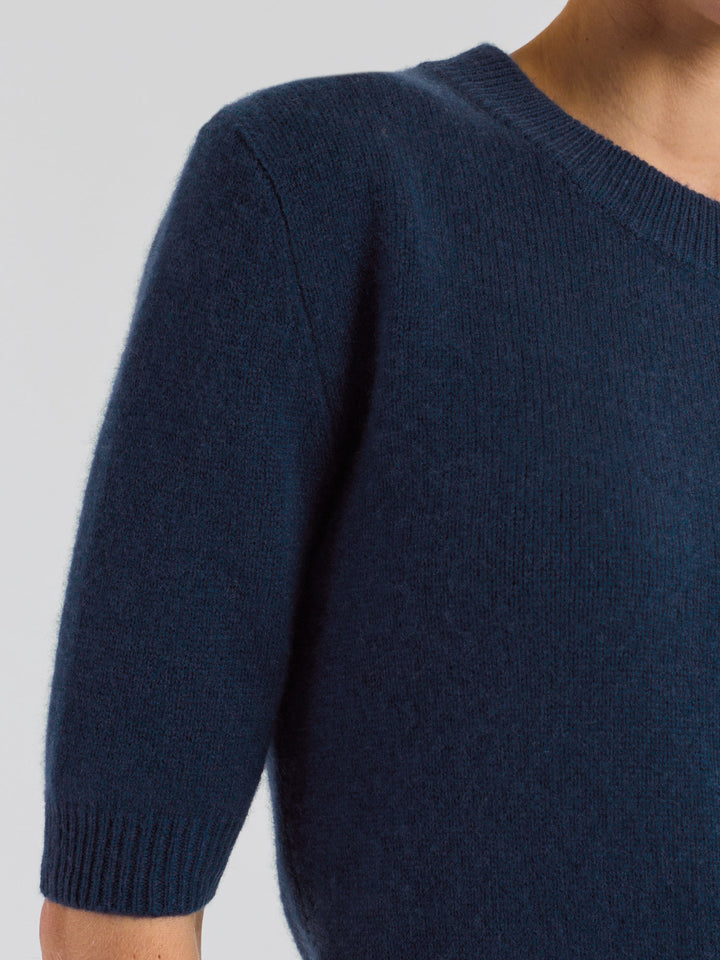 Kortermet kashmirgenser "Sofia" i 100% ren cashmere. Norsk design fra Kashmina. Farge: Mountain Bue.
