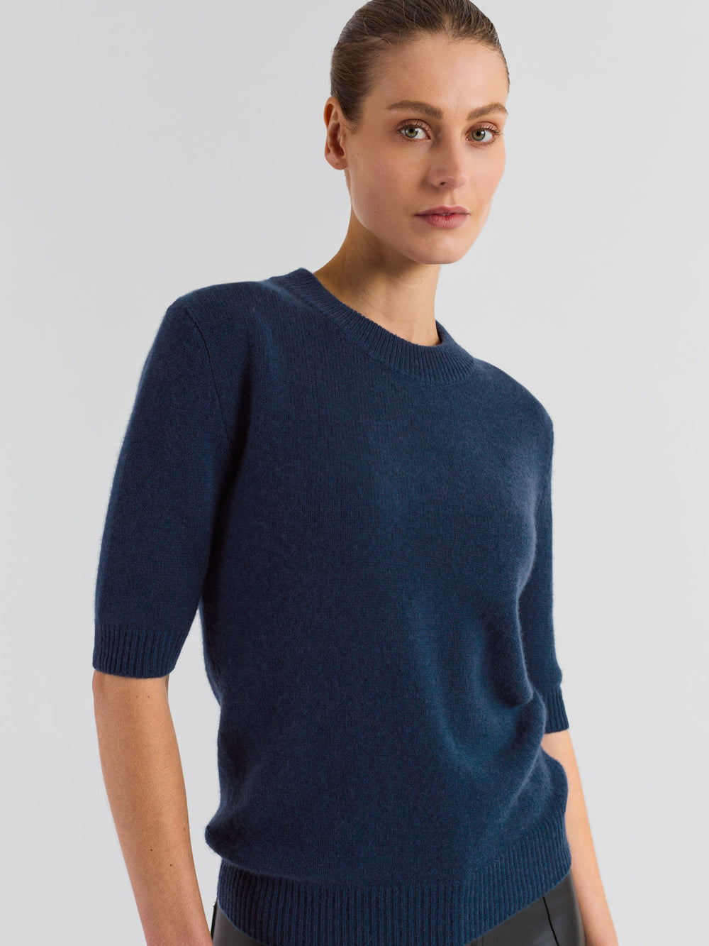 Kortermet kashmirgenser "Sofia" i 100% ren cashmere. Norsk design fra Kashmina. Farge: Mountain Bue.