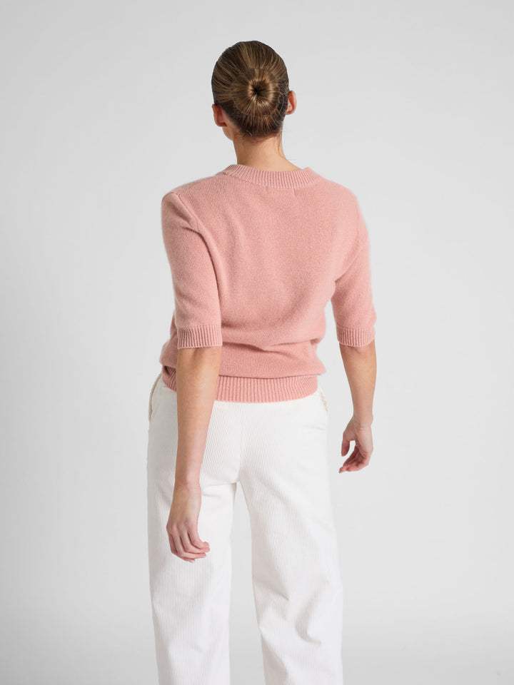 Kashmirgenser med korte ermer "Sofia". Ferskenfarget i 100% kashmir fra Kashmina.