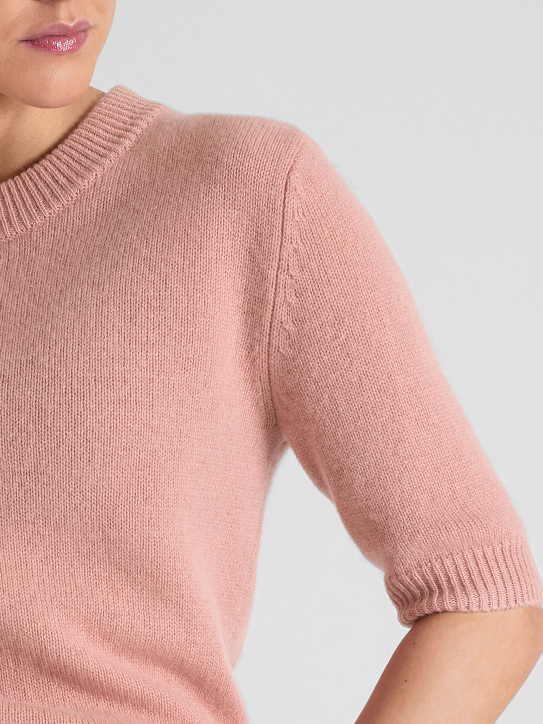 Kashmirgenser med korte ermer "Sofia". Ferskenfarget i 100% kashmir fra Kashmina.