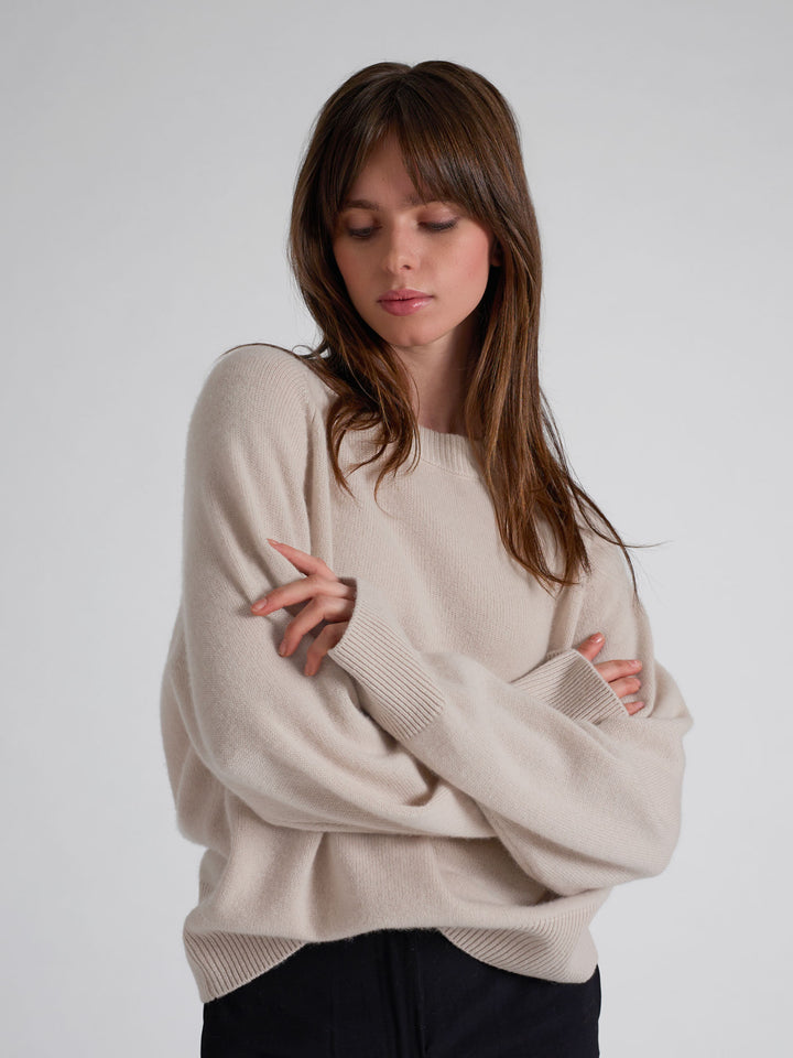 Kashmirgenser "Signy" i 100% ren kasjmirull. Norsk design fra Kashmina. Farge: Cream.