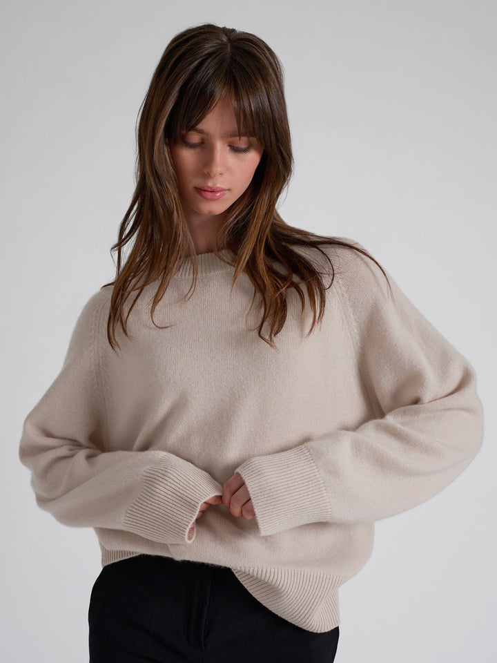 Kashmirgenser "Signy" i 100% ren kasjmirull. Norsk design fra Kashmina. Farge: Cream.