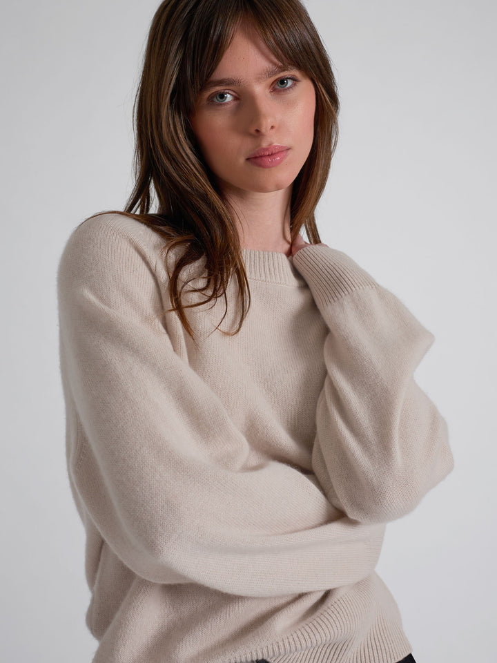 Kashmirgenser "Signy" i 100% ren kasjmirull. Norsk design fra Kashmina. Farge: Cream.