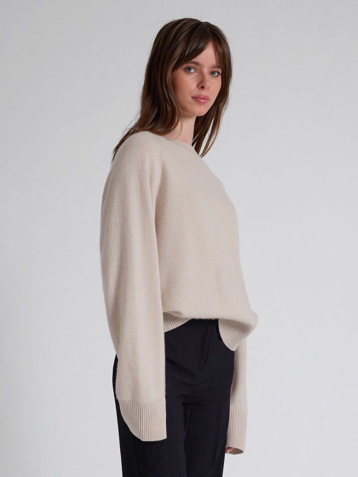 Kashmirgenser "Signy" i 100% ren kasjmirull. Norsk design fra Kashmina. Farge: Cream.