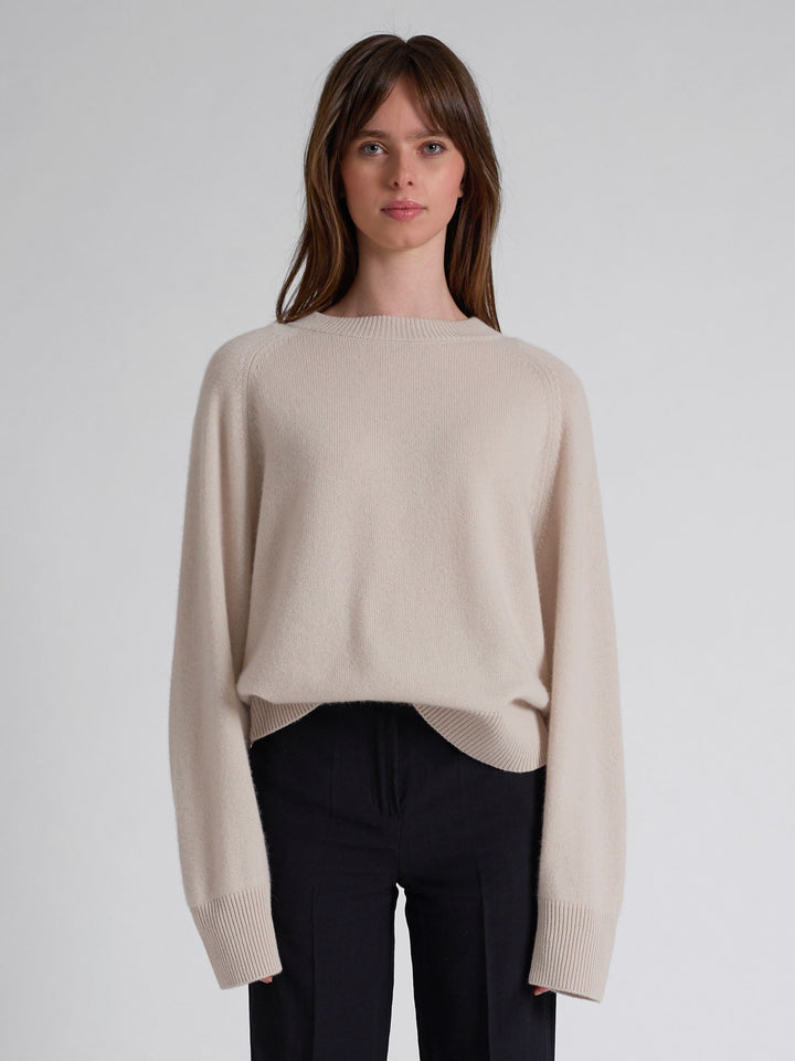 Kashmirgenser "Signy" i 100% ren kasjmirull. Norsk design fra Kashmina. Farge: Cream.