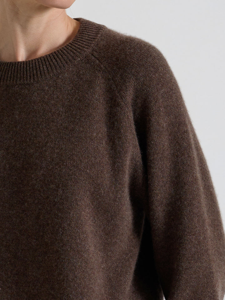 Kashmirgenser "Signy" i 100% ren kasjmirull. Norsk design fra Kashmina. Farge: Dark Brown.