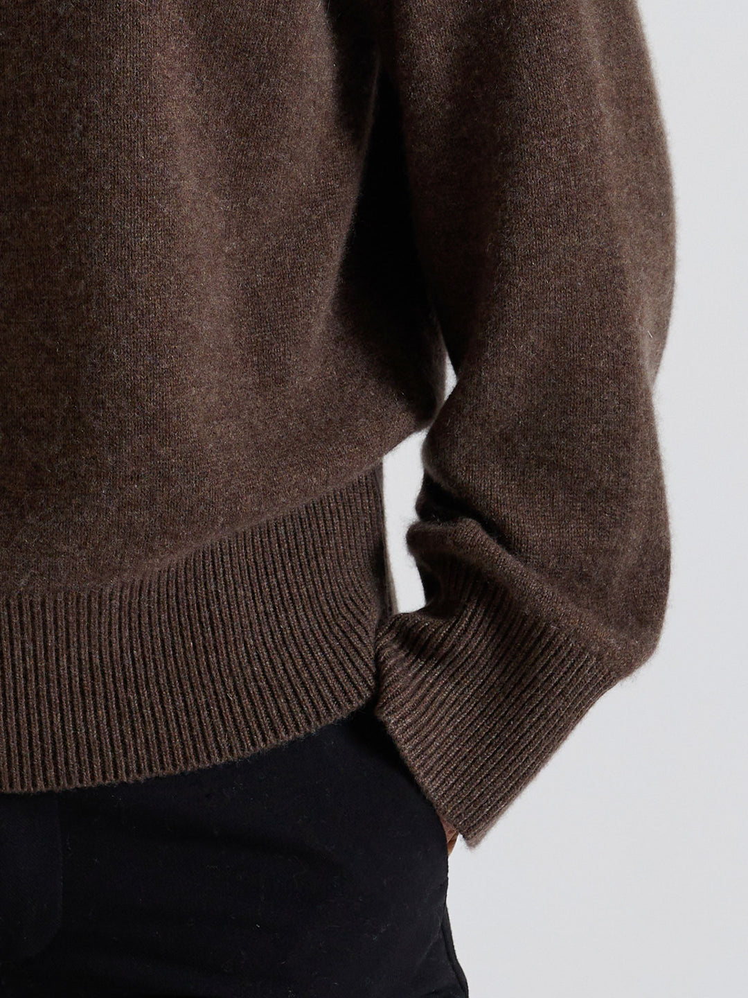 Kashmirgenser "Signy" i 100% ren kasjmirull. Norsk design fra Kashmina. Farge: Dark Brown.