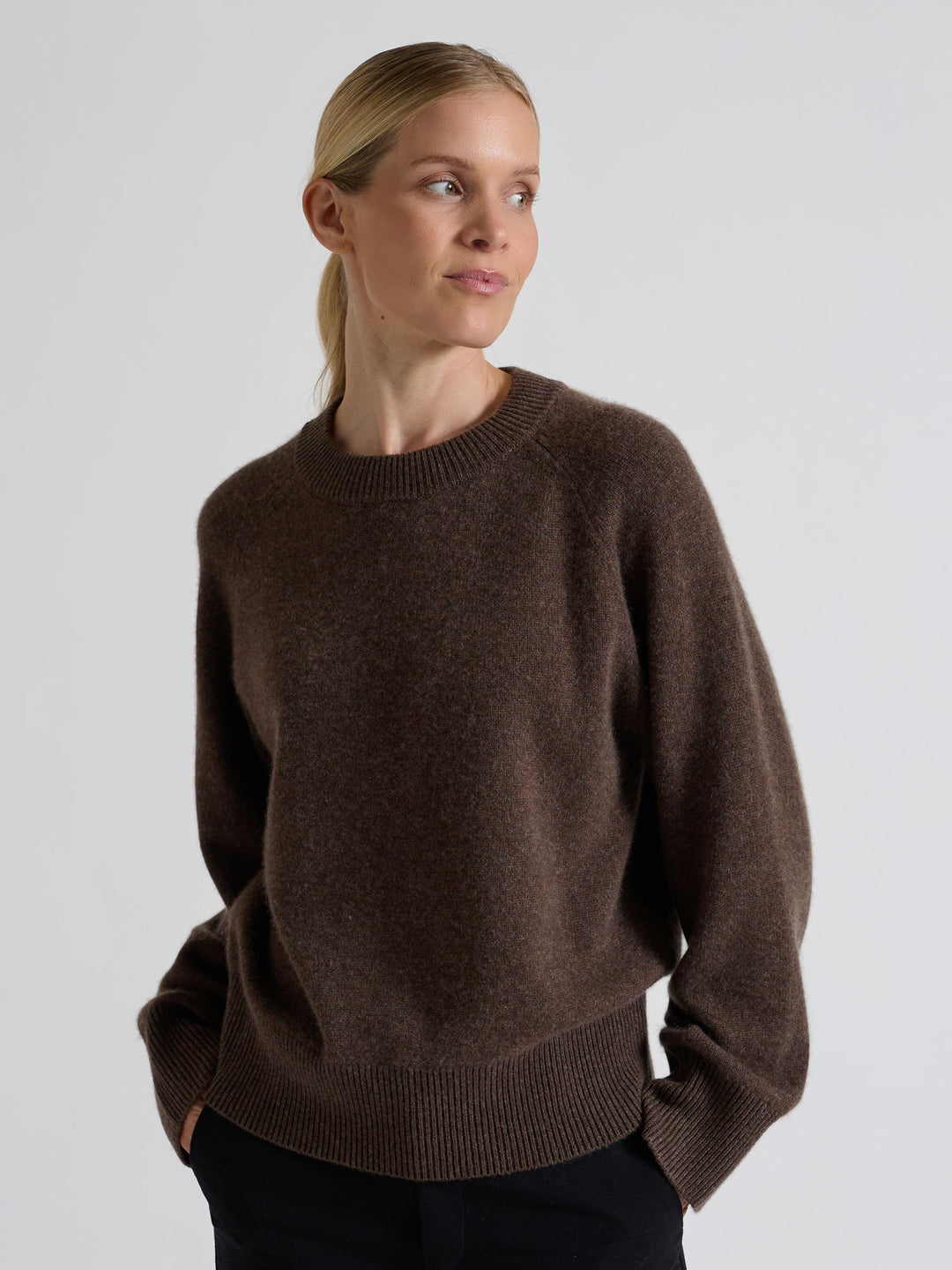 Kashmirgenser "Signy" i 100% ren kasjmirull. Norsk design fra Kashmina. Farge: Dark Brown.