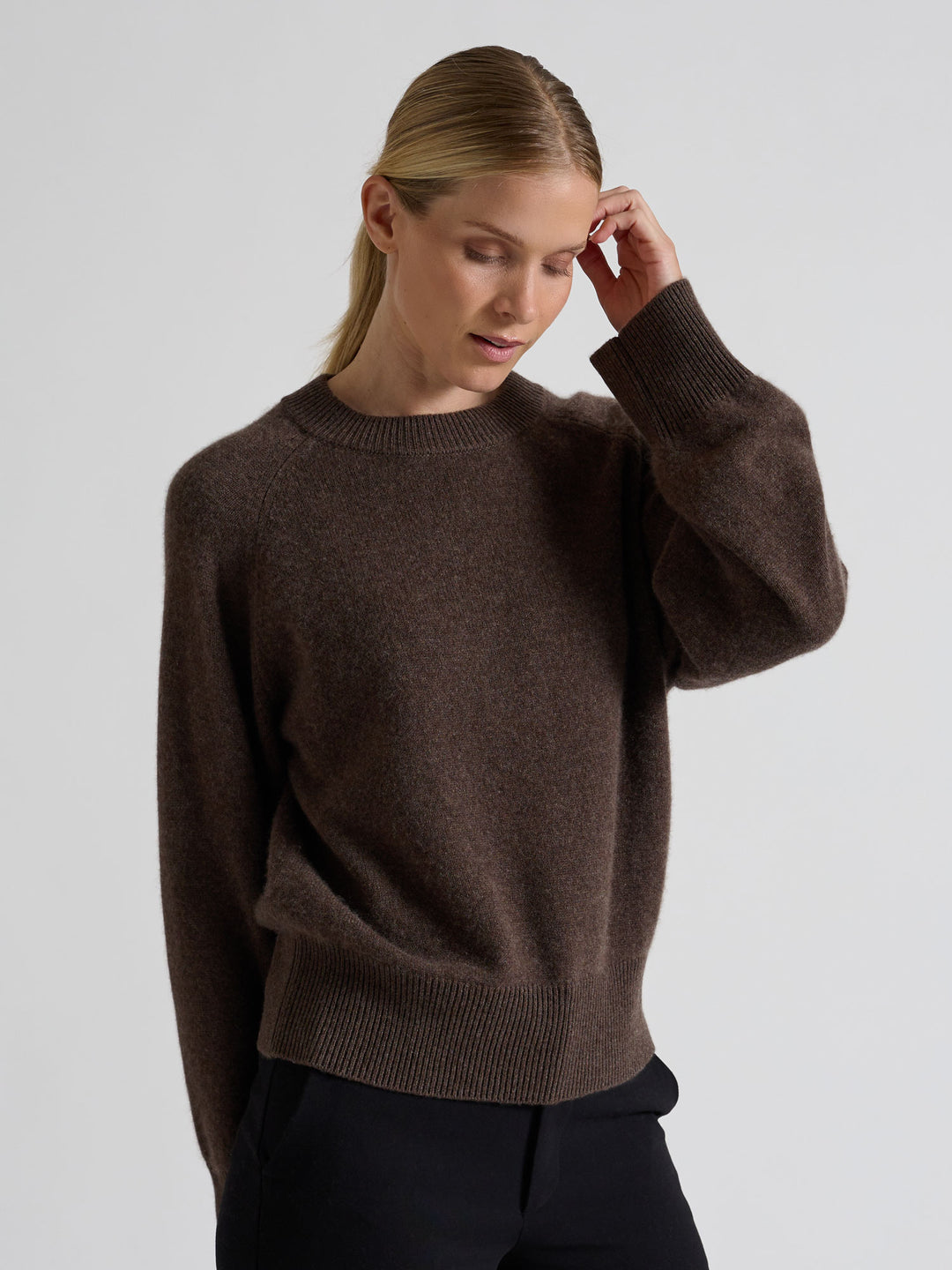Kashmirgenser "Signy" i 100% ren kasjmirull. Norsk design fra Kashmina. Farge: Dark Brown.