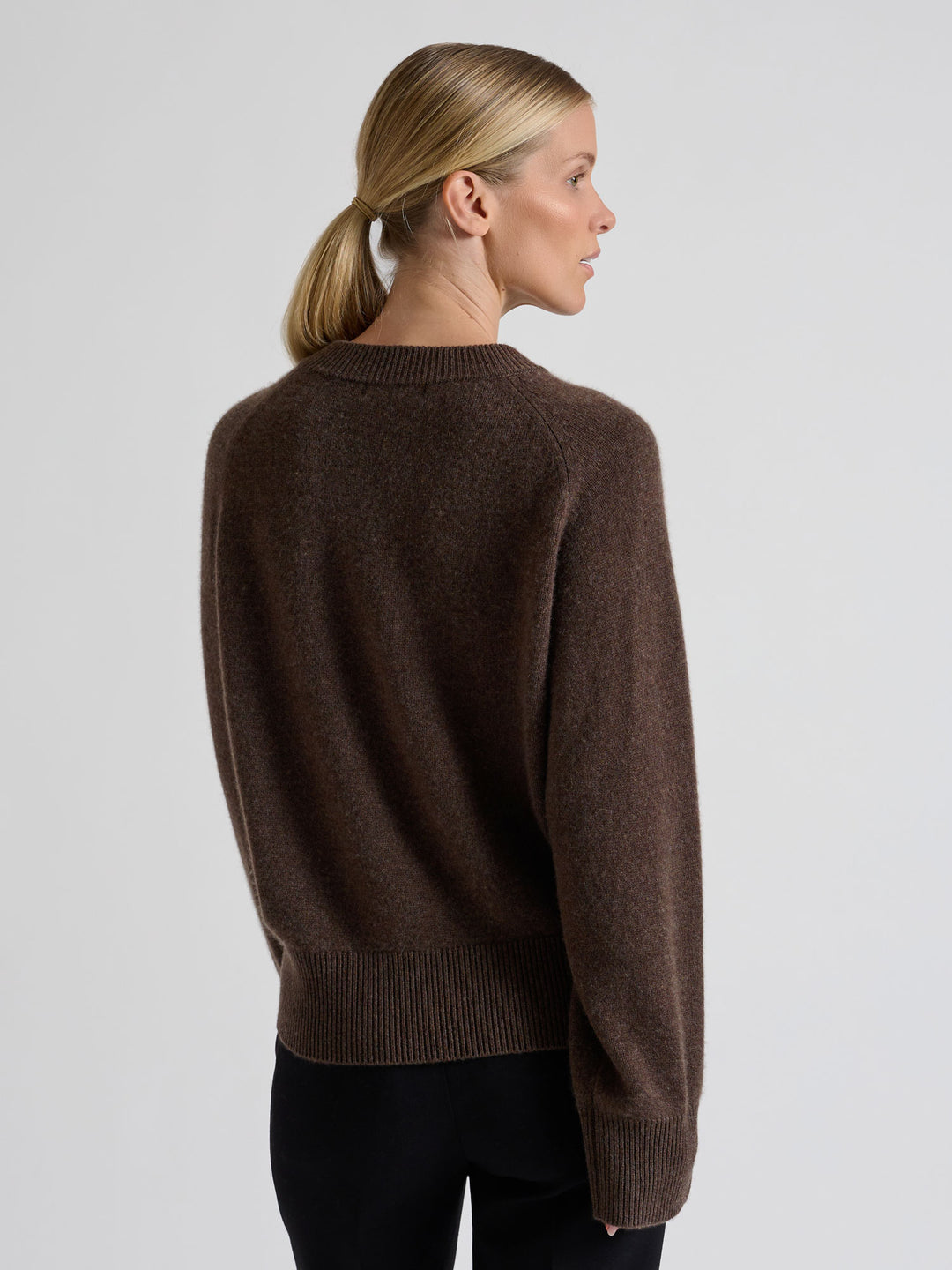 Kashmirgenser "Signy" i 100% ren kasjmirull. Norsk design fra Kashmina. Farge: Dark Brown.