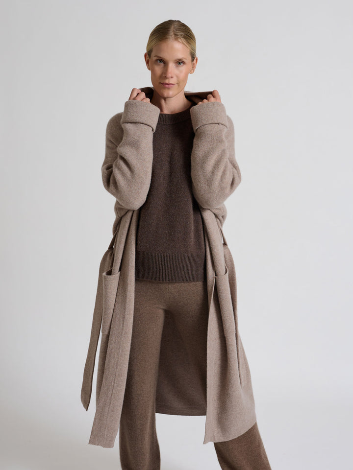 Kashmirgenser "Signy" i 100% ren kasjmirull. Norsk design fra Kashmina. Farge: Dark Brown.