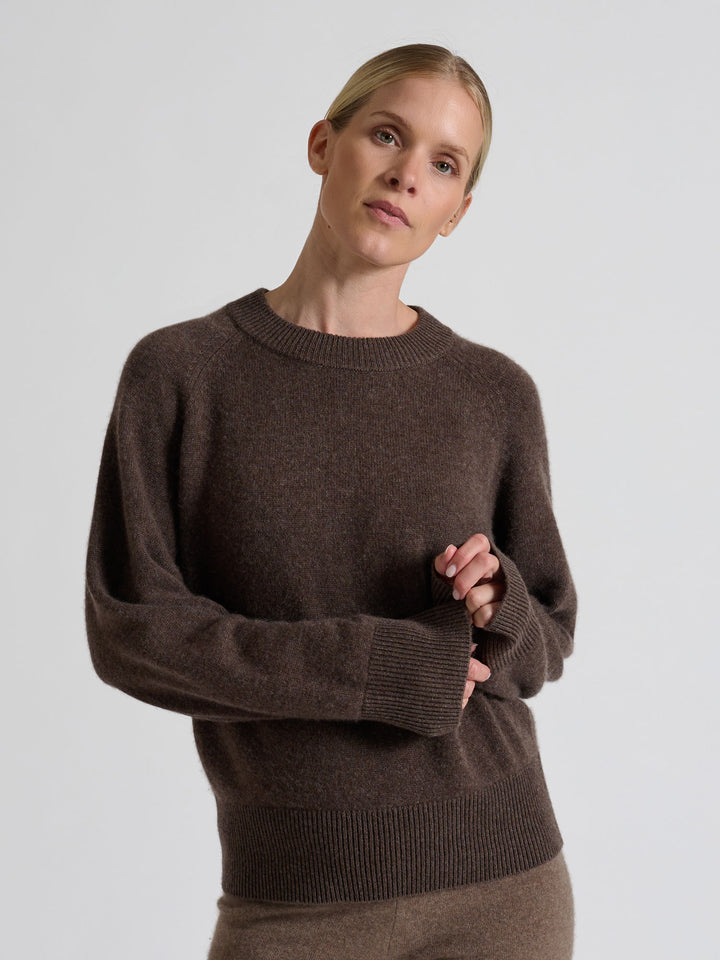 Kashmirgenser "Signy" i 100% ren kasjmirull. Norsk design fra Kashmina. Farge: Dark Brown.