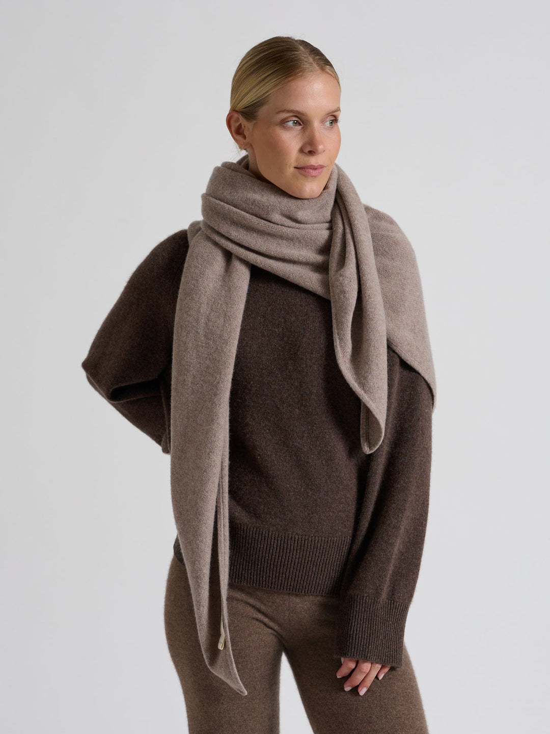 Kashmirgenser "Signy" i 100% ren kasjmirull. Norsk design fra Kashmina. Farge: Dark Brown.