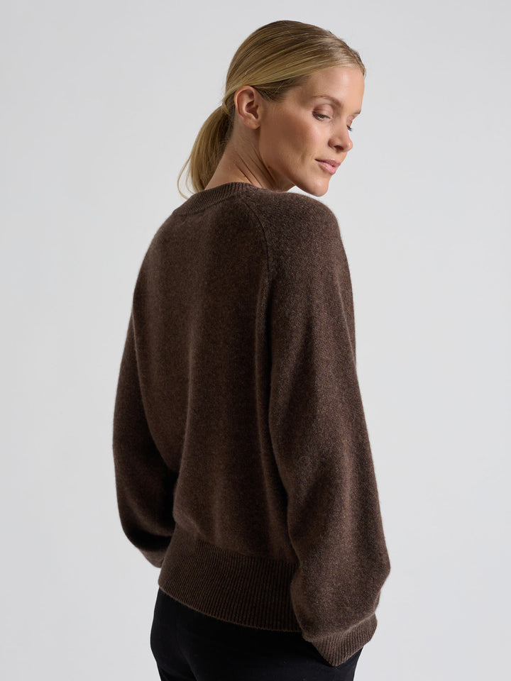Kashmirgenser "Signy" i 100% ren kasjmirull. Norsk design fra Kashmina. Farge: Dark Brown.