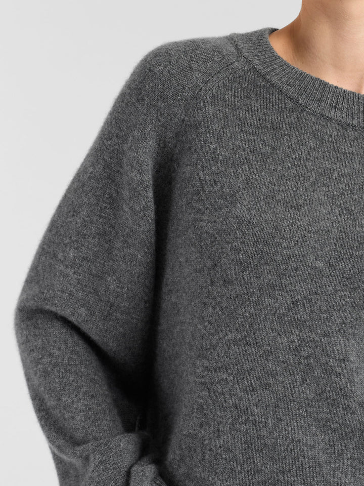 Kashmirgenser "Signy" i 100% ren kasjmirull. Norsk design fra Kashmina. Farge: Mørk grå.