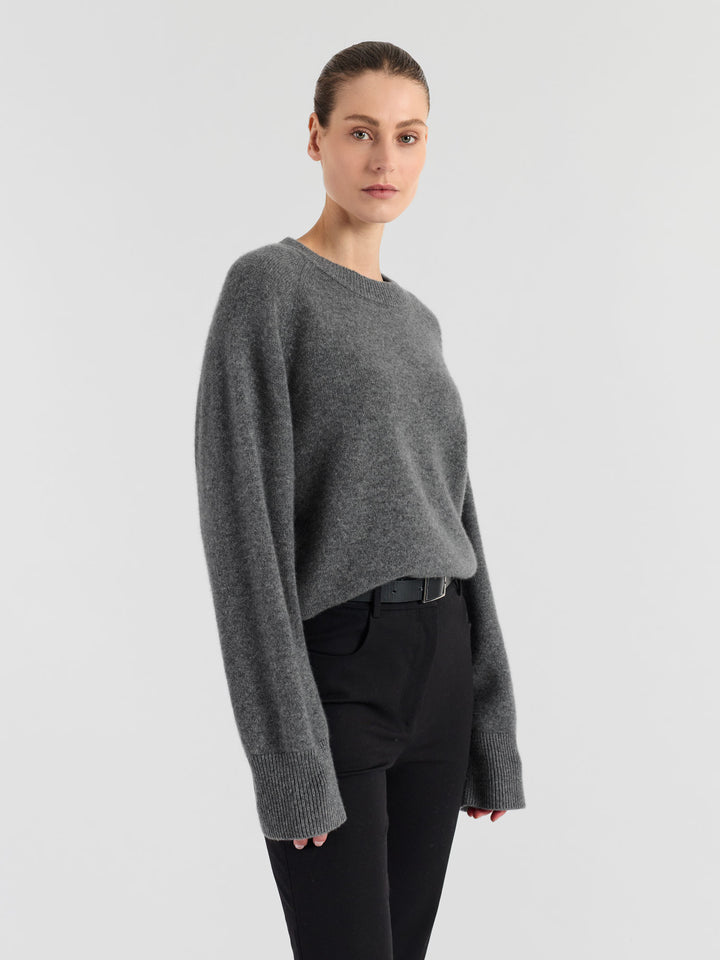 Kashmirgenser "Signy" i 100% ren kasjmirull. Norsk design fra Kashmina. Farge: Mørk grå.