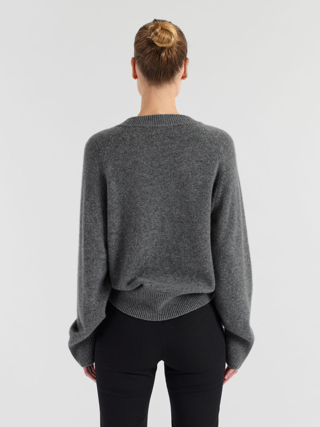 Kashmirgenser "Signy" i 100% ren kasjmirull. Norsk design fra Kashmina. Farge: Mørk grå.