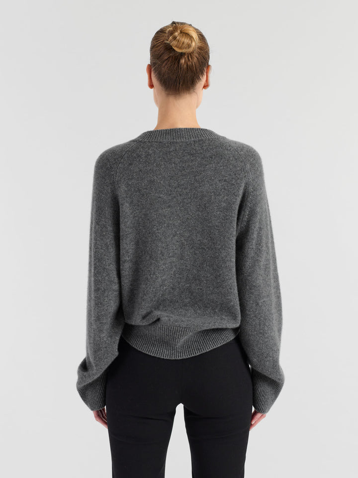 Kashmirgenser "Signy" i 100% ren kasjmirull. Norsk design fra Kashmina. Farge: Mørk grå.