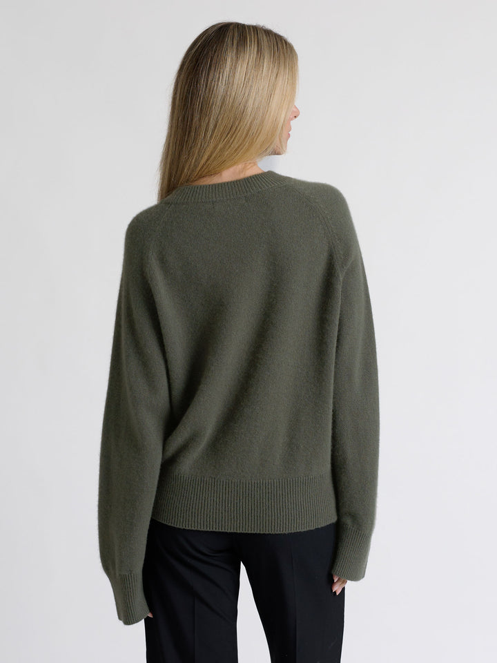 Kashmirgenser "Signy" i 100% ren kasjmirull. Norsk design fra Kashmina. Farge: Eucalyptus grønn.