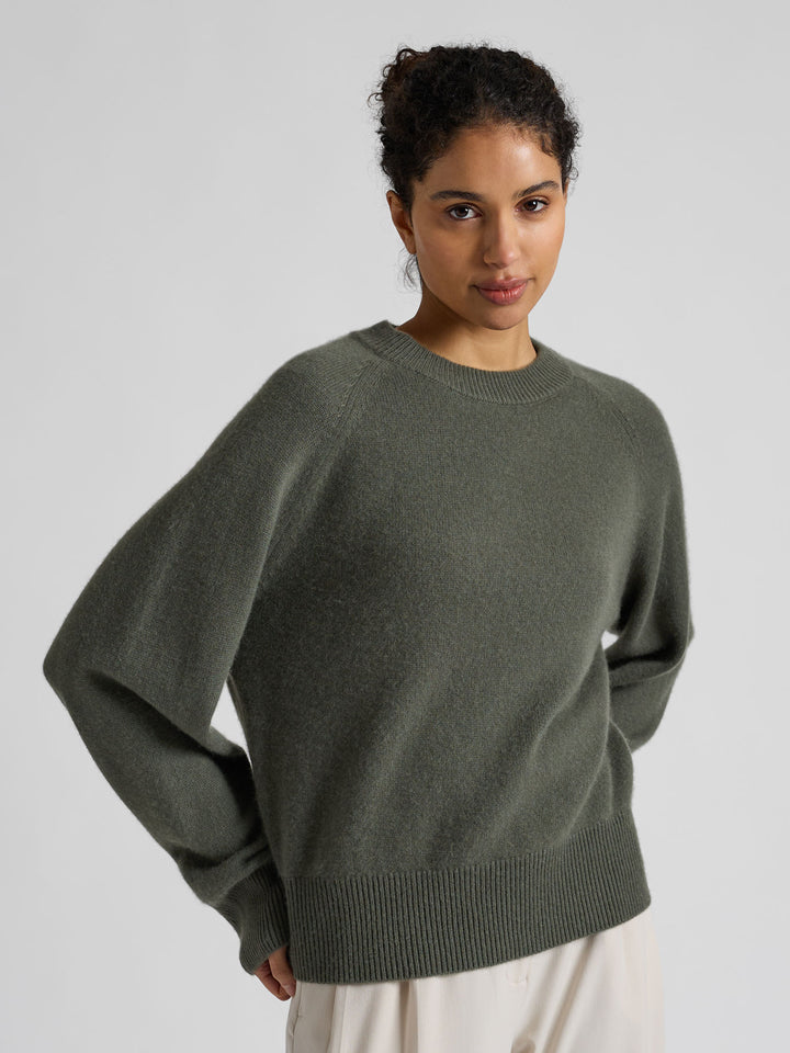 Kashmirgenser "Signy" i 100% ren kasjmirull. Norsk design fra Kashmina. Farge: Eucalyptus grønn.