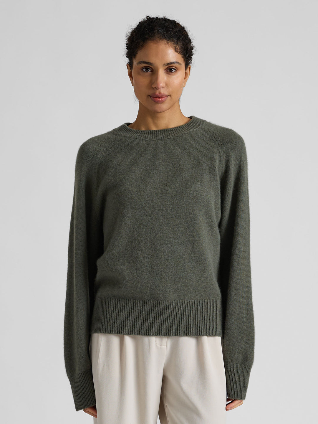 Kashmirgenser "Signy" i 100% ren kasjmirull. Norsk design fra Kashmina. Farge: Eucalyptus grønn.