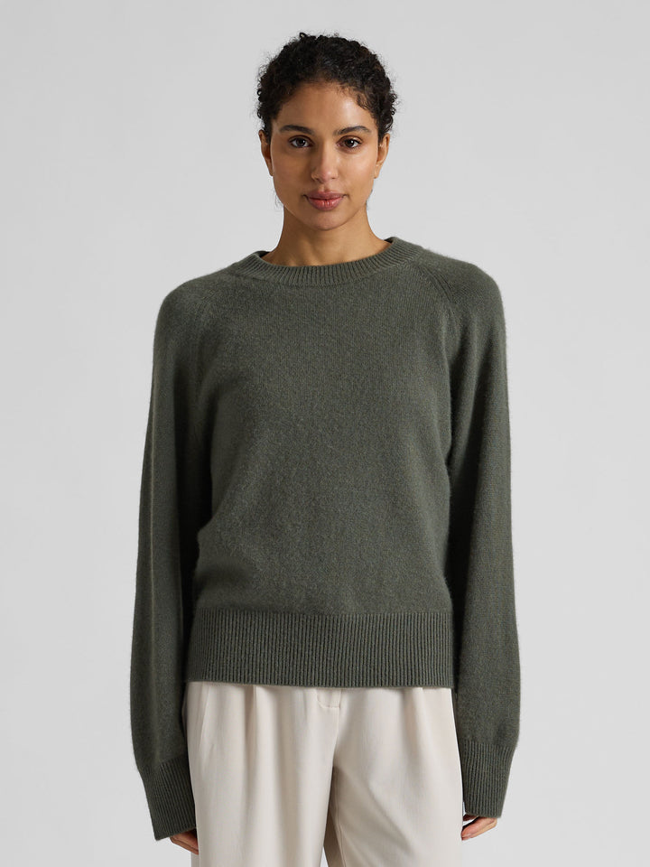 Kashmirgenser "Signy" i 100% ren kasjmirull. Norsk design fra Kashmina. Farge: Eucalyptus grønn.