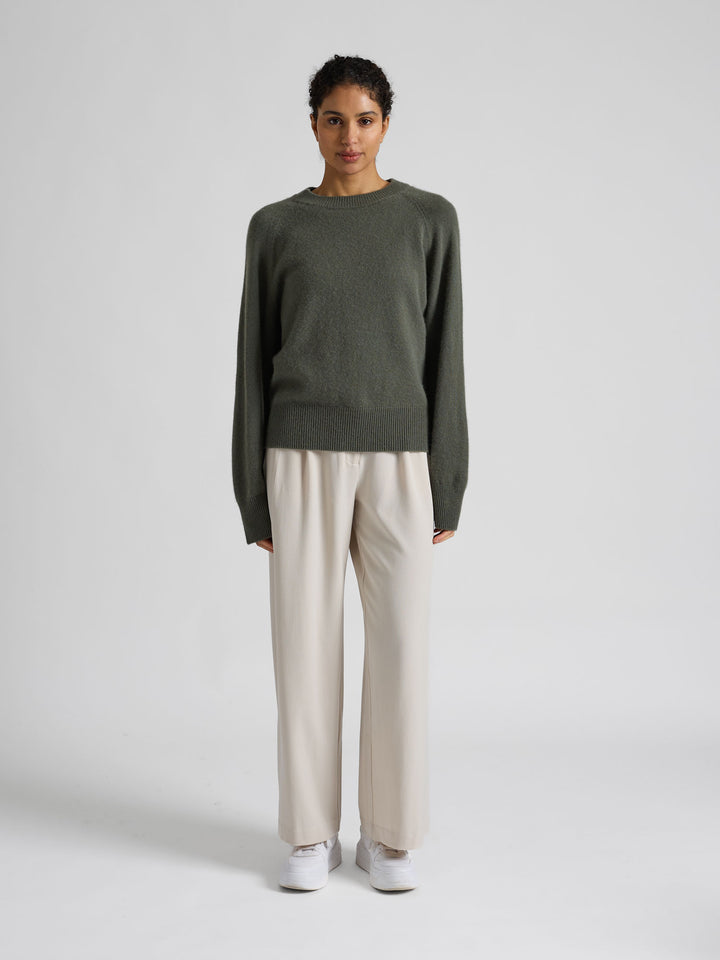 Kashmirgenser "Signy" i 100% ren kasjmirull. Norsk design fra Kashmina. Farge: Eucalyptus grønn.