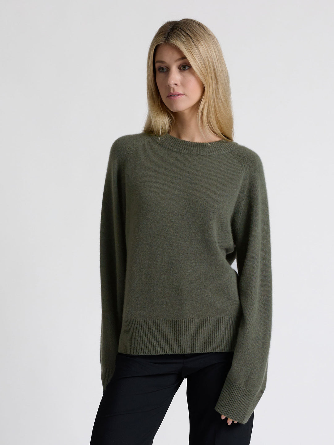 Kashmirgenser "Signy" i 100% ren kasjmirull. Norsk design fra Kashmina. Farge: Eucalyptus grønn.