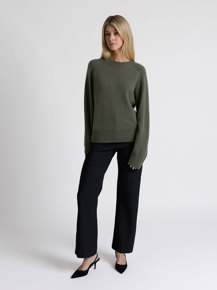 Kashmirgenser "Signy" i 100% ren kasjmirull. Norsk design fra Kashmina. Farge: Eucalyptus grønn.