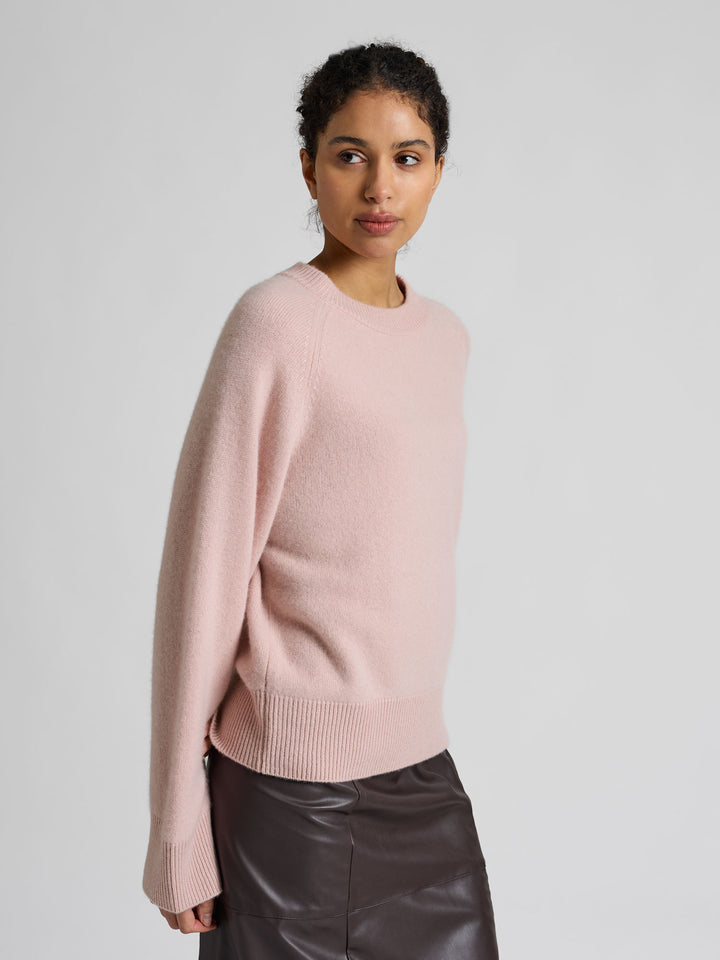 Kashmirgenser "Signy" i 100% ren kasjmirull. Norsk design fra Kashmina. Farge: Rose Glow.