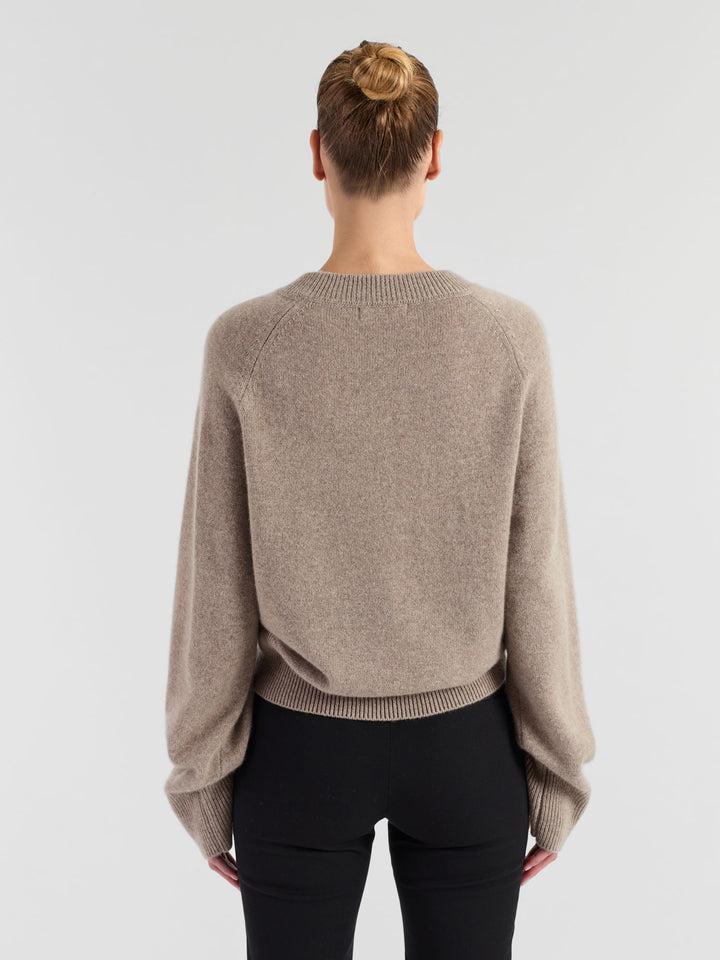 Kashmirgenser "Signy" i 100% ren kasjmirull. Norsk design fra Kashmina. Farge: Toast.