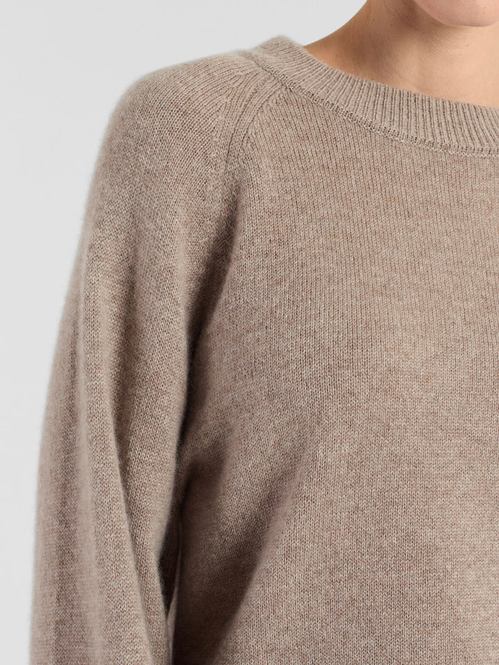 Kashmirgenser "Signy" i 100% ren kasjmirull. Norsk design fra Kashmina. Farge: Toast.
