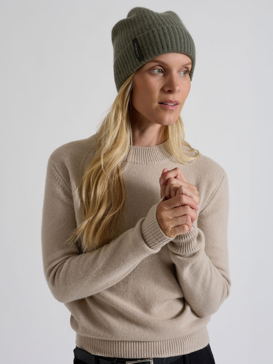 Kashmirlue "Elli" i 100% cashmere. Norsk design fra Kashmina. Farge: Eucalyptus Grønn.