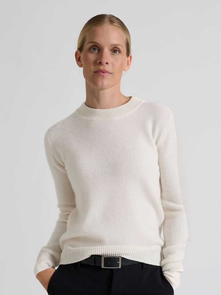Sofia long kashmirgenser i 100% ren kasjmir fra Kashmina. Norsk design, naturfiber, klør ikke.