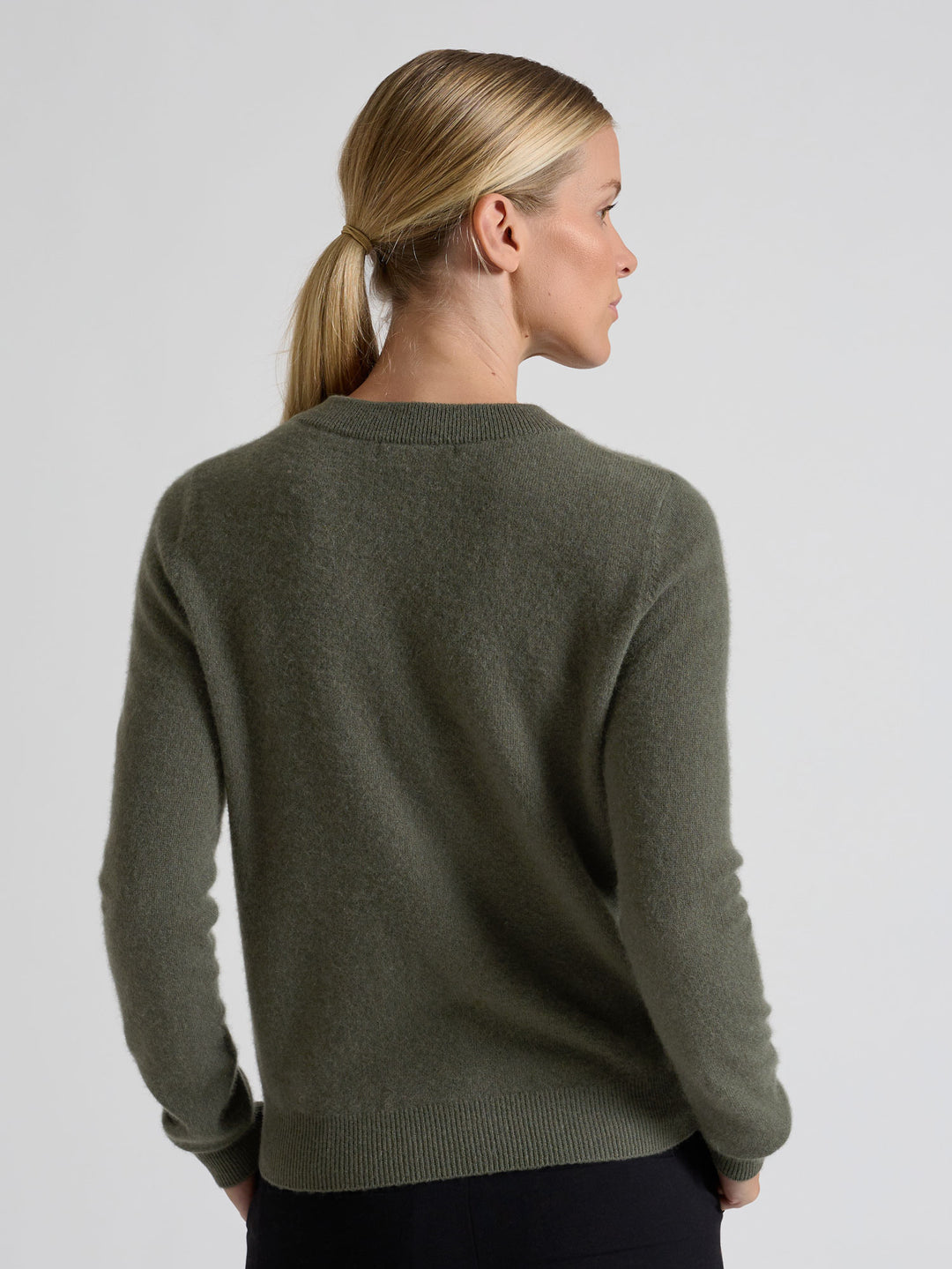 Kashmirgenser "Thora" i 100% ren cashmere. Norsk design fra Kashmina. Farge: Eucalyptus grønn.