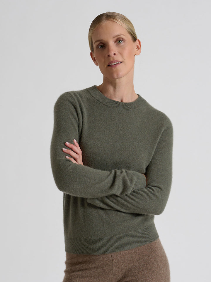 Kashmirgenser "Thora" i 100% ren cashmere. Norsk design fra Kashmina. Farge: Eucalyptus grønn.