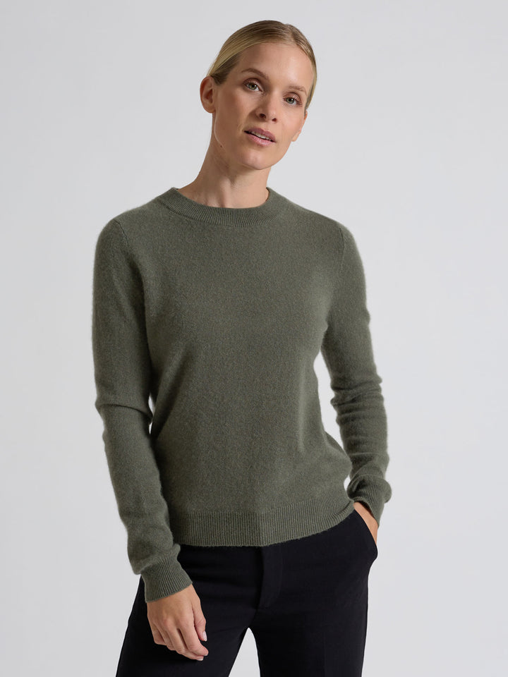 Kashmirgenser "Thora" i 100% ren cashmere. Norsk design fra Kashmina. Farge: Eucalyptus grønn.