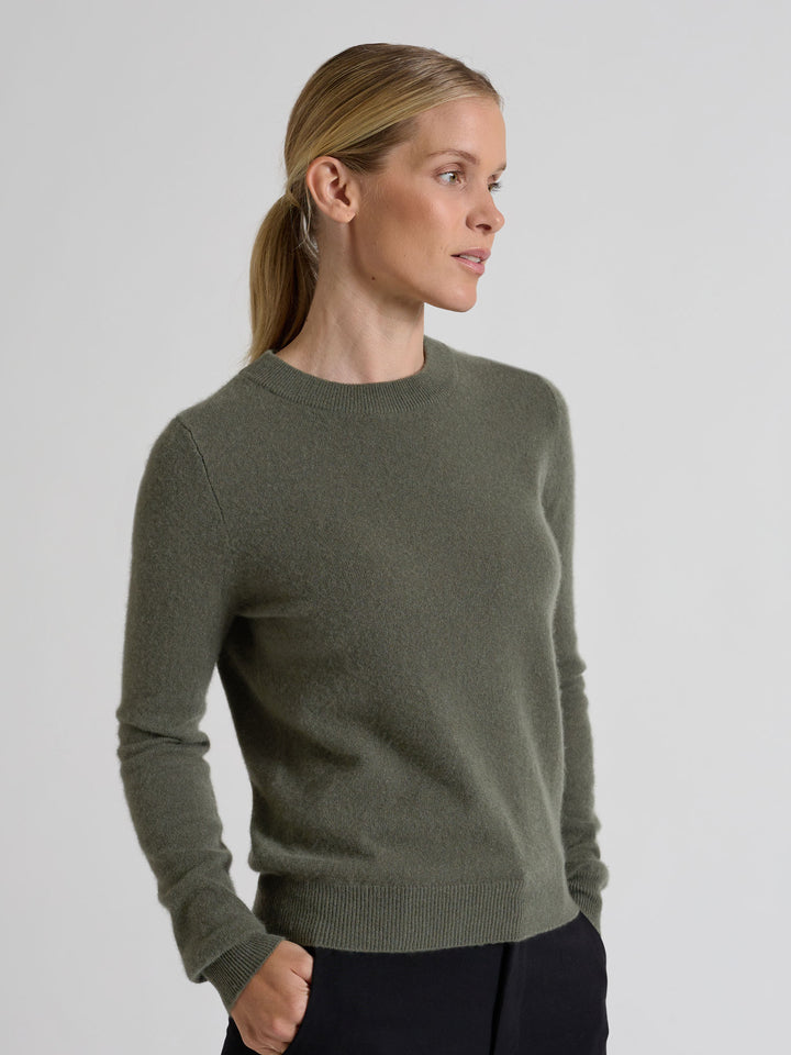 Kashmirgenser "Thora" i 100% ren cashmere. Norsk design fra Kashmina. Farge: Eucalyptus grønn.