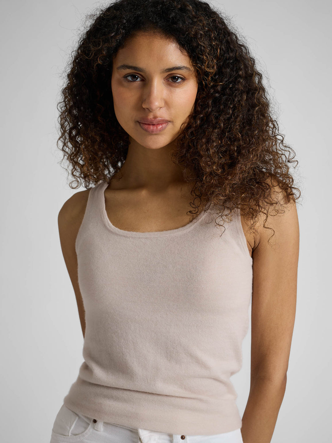 Kashmirgenser trøye "Skin" i 100% ren kasjmirull. Norsk design fra Kashmina. Farge: Nude.