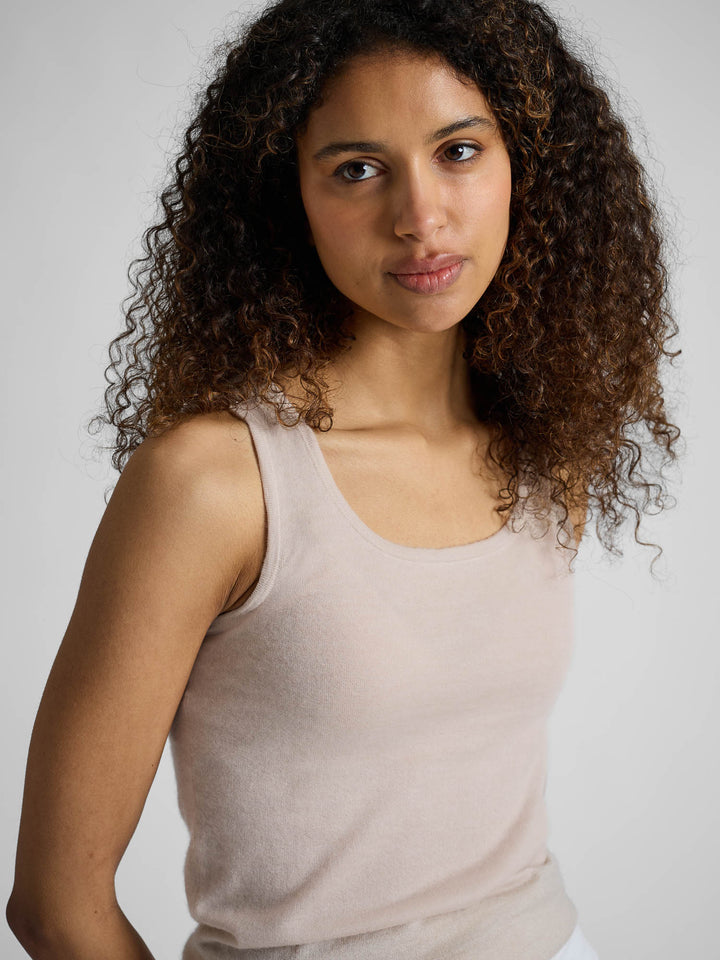 Kashmirgenser trøye "Skin" i 100% ren kasjmirull. Norsk design fra Kashmina. Farge: Nude.