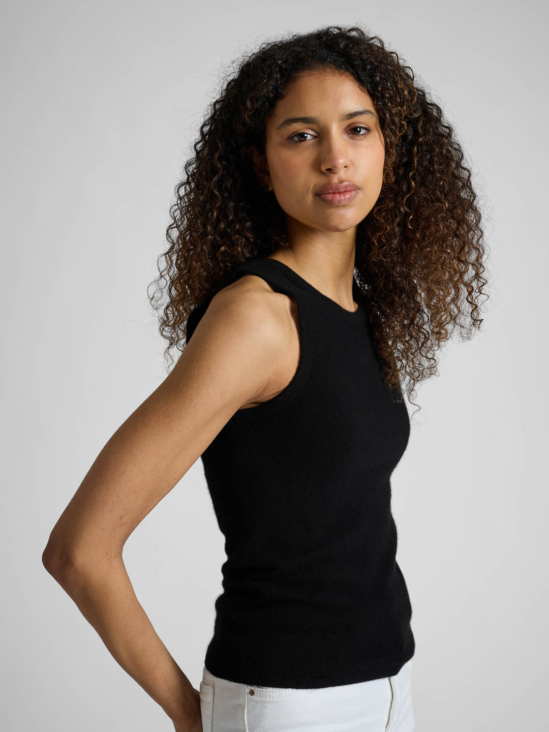 Kashmirtrøye "Tyra" i 100% ren kashmirull. Norsk design fra Kashmina. Farge: Sort.