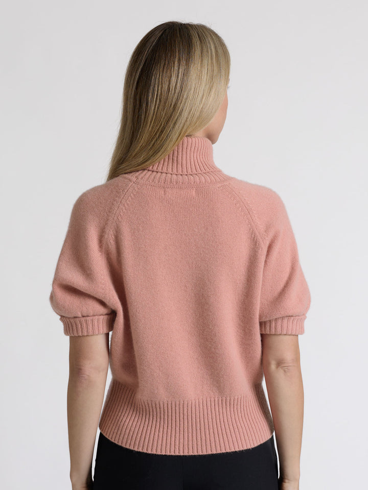 Kortermet kashmirgenser med høy hals i fargen Peachy Pink. 100% kasjmirull. Norsk design fra Kashmina.