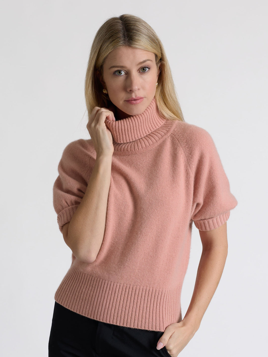 Kortermet kashmirgenser med høy hals i fargen Peachy Pink. 100% kasjmirull. Norsk design fra Kashmina.