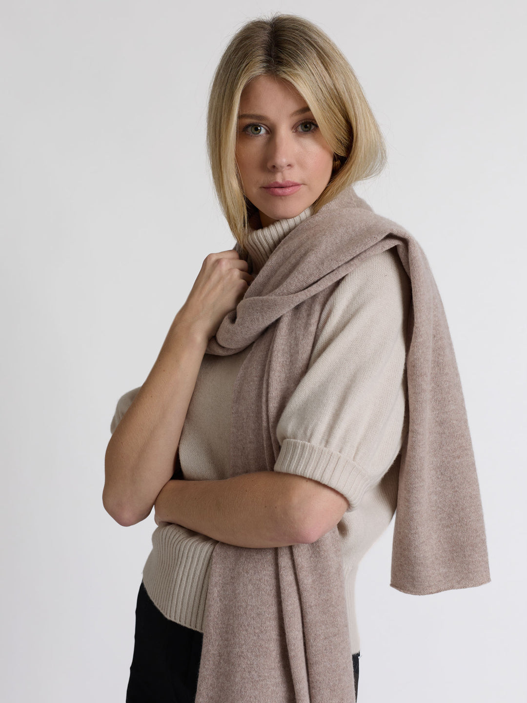 Kortermet kashmirgenser med høy hals i fargen Perlemor. 100% kasjmirull. Norsk design fra Kashmina.