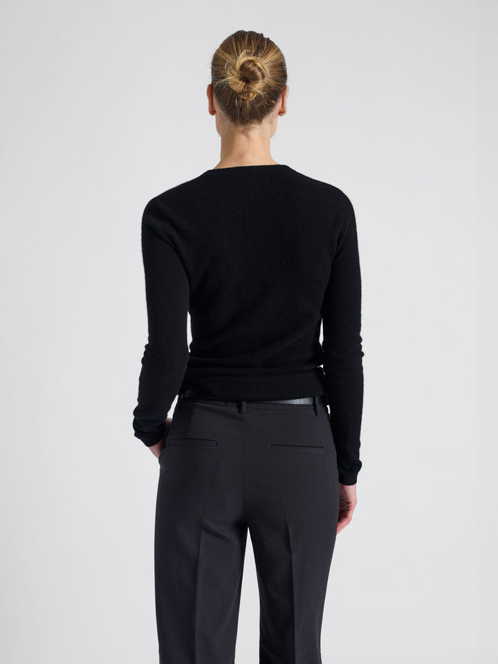 Tettsittende kashmirgenser, "unni" i 100 ren kasjmirull, cashmere. Norsk design fra Kashmina. Farge Sort.