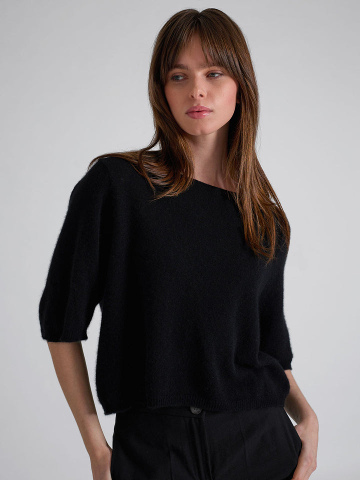 Kashmirtop "Vaar" i 100% ren cashmere. Norsk design fra Kashmina. Farge; Sort.