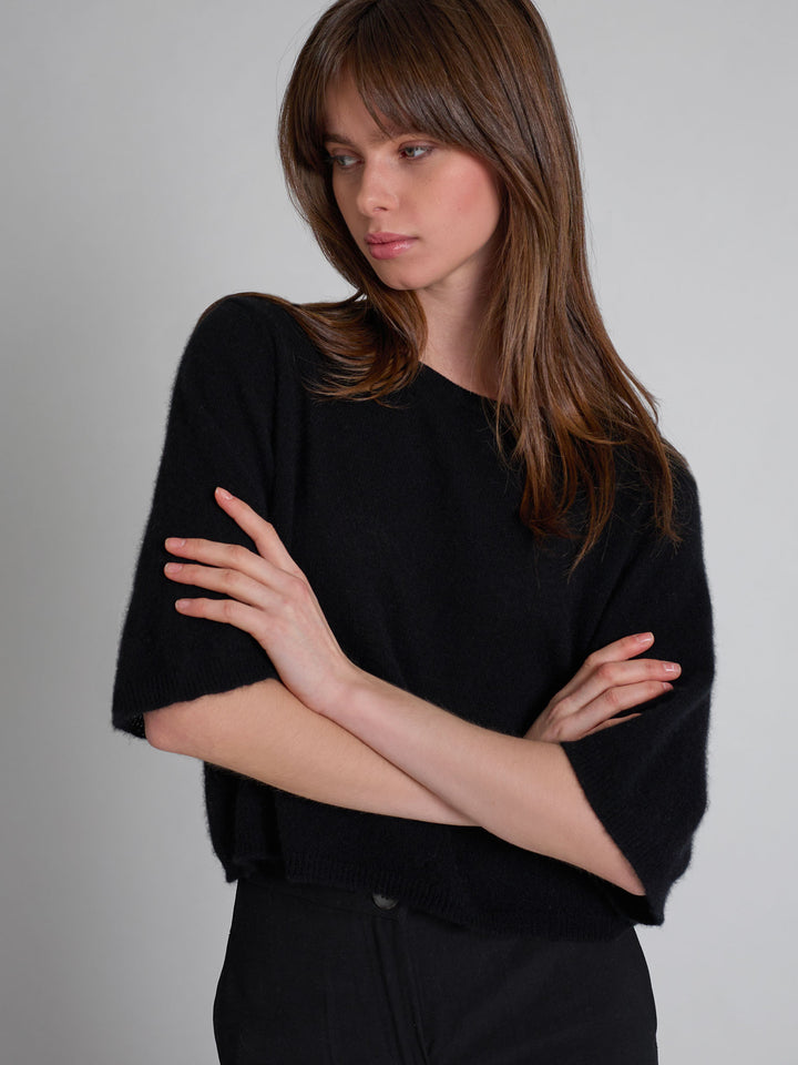 Kashmirtop "Vaar" i 100% ren cashmere. Norsk design fra Kashmina. Farge; Sort.