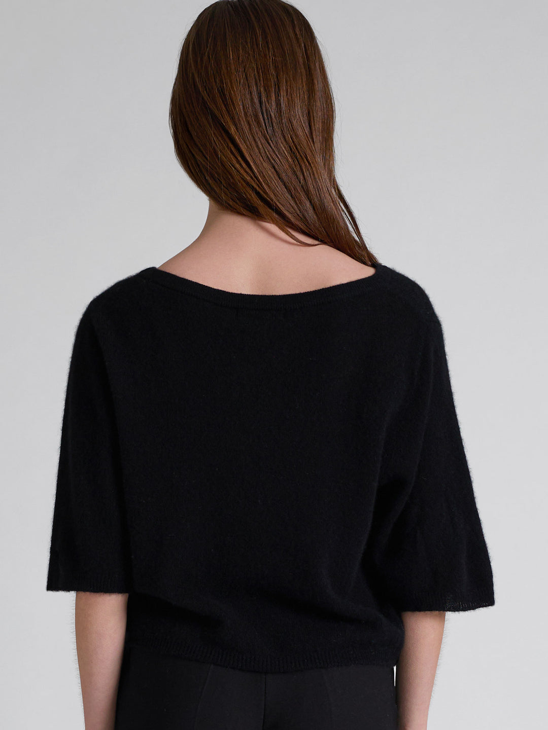 Kashmirtop "Vaar" i 100% ren cashmere. Norsk design fra Kashmina. Farge; Sort.