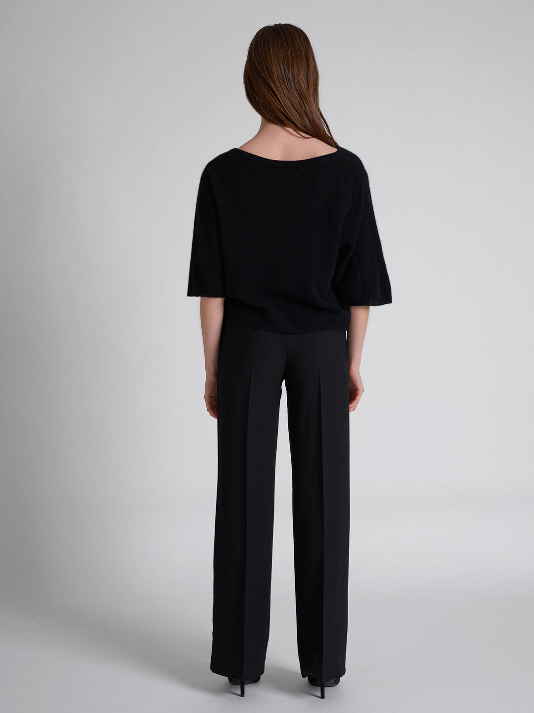 Kashmirtop "Vaar" i 100% ren cashmere. Norsk design fra Kashmina. Farge; Sort.